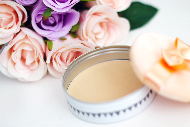 (ตลับขาว เพิ่มความเนียน เหมาะกับทุกเฉดผิว) Club Airy Touch Powder 21g #01 Fluffy Matt Type (Natural Beige) แป้งผสมรองพื้นเนื้อดีให้ลุคแมทท์ ที่มาในแพคเกจน่ารักมุ้งมิ้งที่สุดในโลก และด้านในพัฟนุ่มๆ ช่วยทำให้การเกลี่ยแป้งเนียนกริบไปกับผิว พร้อมกลิ่นกุหลาบอุ