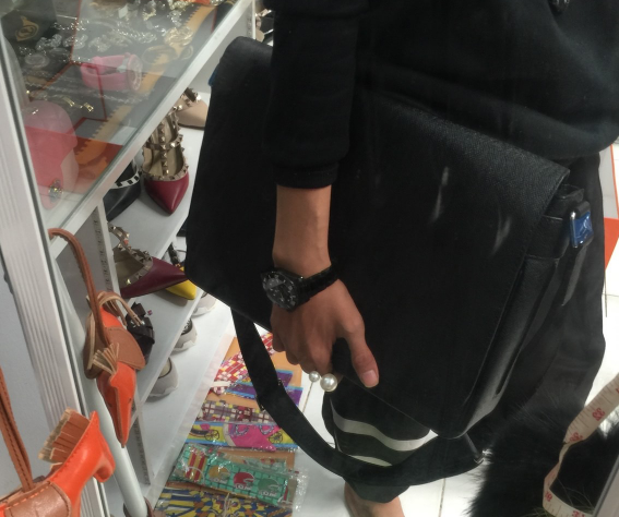 กระเป๋า lv roman taiga men messenger bag สีดำ