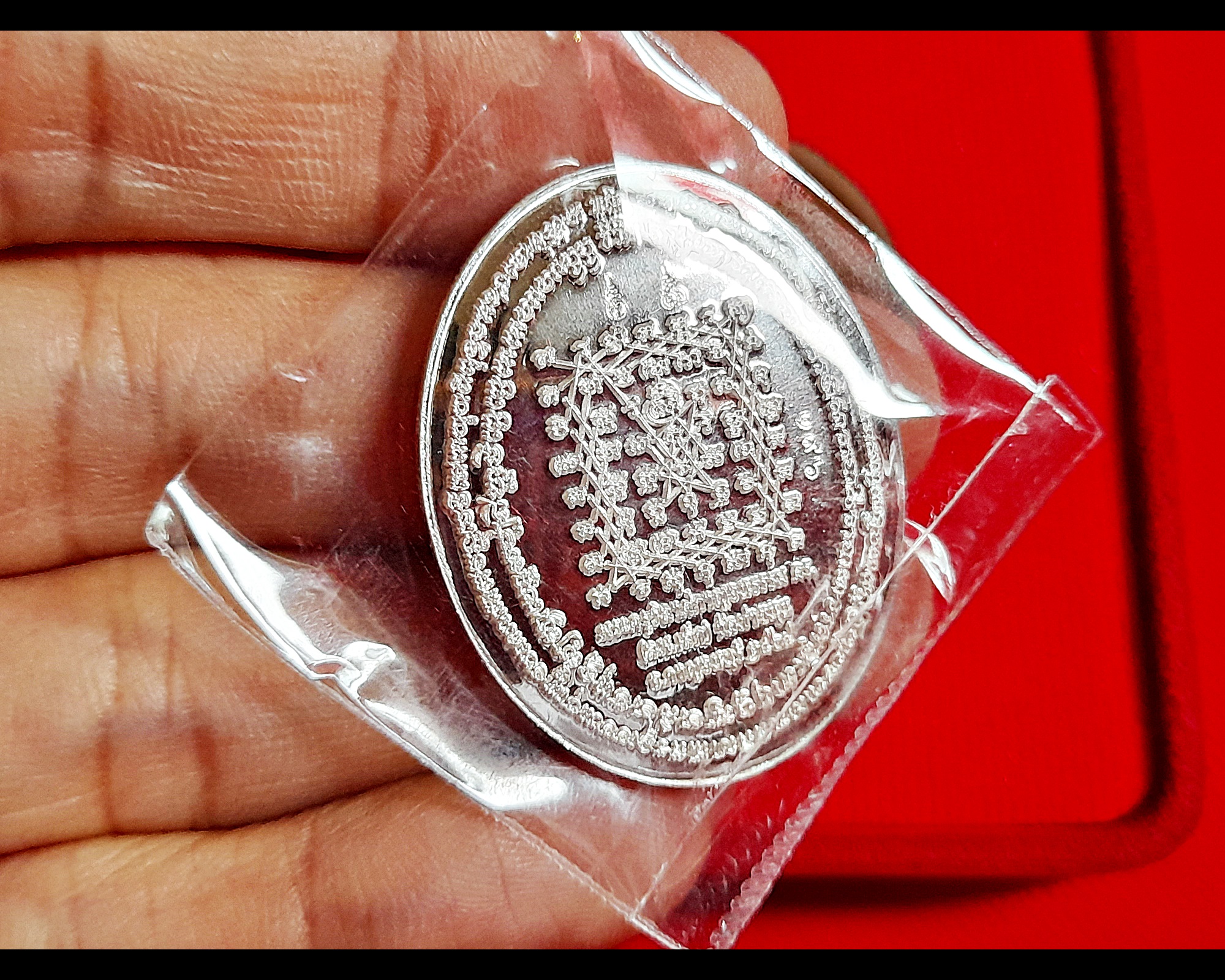 เหรียญสมเด็จองค์ปฐม ยิ้มรับทรัพย์ ปางสมาธิทรงเครื่องพระจักรพรรดิ หลังยันต์เกราะเพรช เนื้อเงินแท้(ชนวนเงินมหาสะท้อน) องค์พระทองคำ(หน้ากาก) ปี2564 #รับประกันแท้ - หลวงพ่อเล็ก วัดท่าขนุน (ปลุกเสก พิธีเข้ากรรมฐาน3วัน สมเด็จองค์ปฐมเสด็จมาสงเคราะห์ ปี2564)