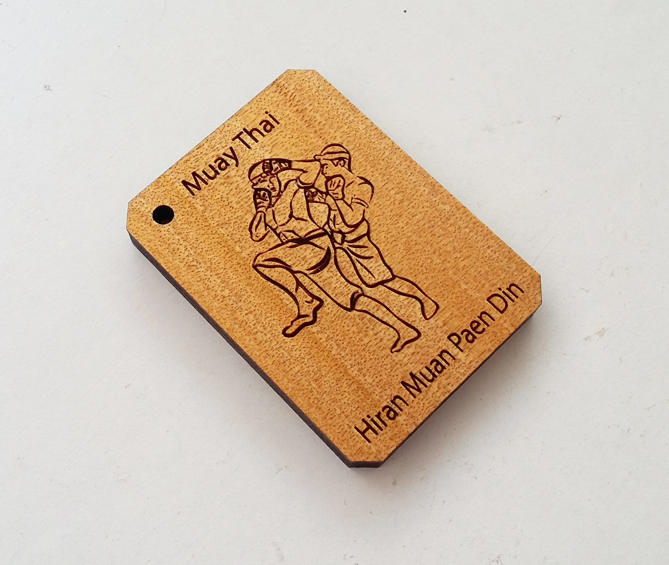 พวงกุญแจไม้แกะสลัก แม่ไม้มวยไทย-หิรัญม้วนแผ่นดิน