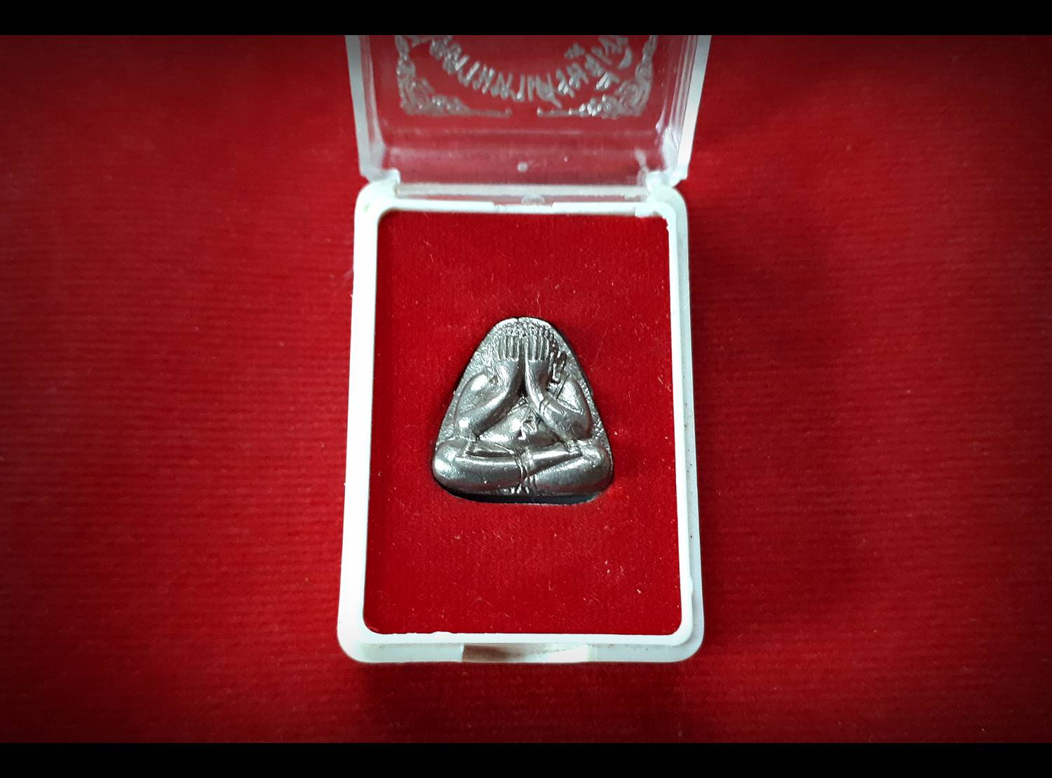 พระปิดตา มหาเศรษฐีเงินล้าน เนื้อนวะโลหะ(แก่ทองคำ) รุ่นแรก ปี2553 หลวงพ่อเล็ก วัดท่าขนุน (รุ่นนี้ใส่ทองคำ100บาท ใส่ตะกรุดมหาสะท้อน และ ตะกรุดโสฬสเนื้อทองคำ หลวงป่เอี่ยม วัดสะพานสูง)