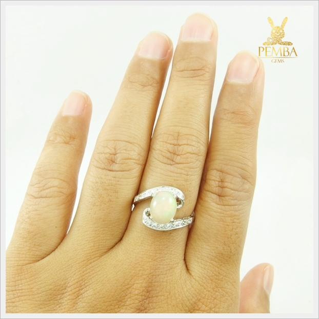 แหวนโอปอลขาว โดดเด่น เพิ่มความมั่นใจ แหวนพลอยแท้