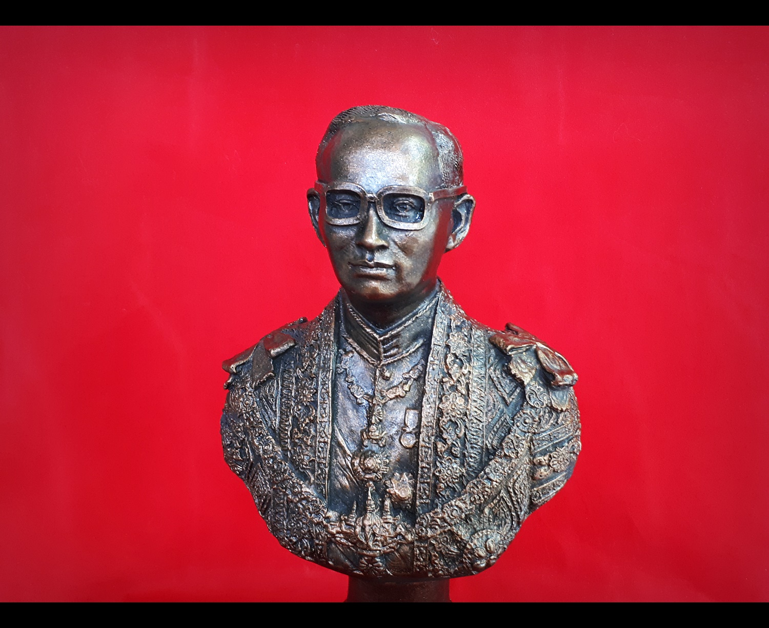 รูปหล่อ ร.9 ในหลวง ราชกาลที่ 9 พระบาทสมเด็จพระปรมินทรมหาภูมิพลอดุลยเดช ครึ่งองค์