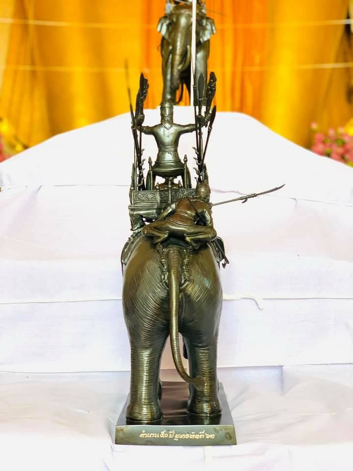 รูปหล่อ พระนเรศวร ทรงช้าง ออกศึก เนื้อทองเหลือง ปี2563