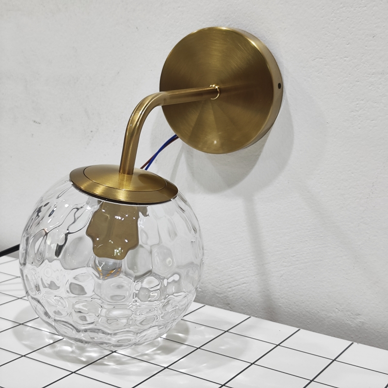 โคมไฟติดผนังแก้วทรงกลมก้านสีทองเหลือง [GB15]