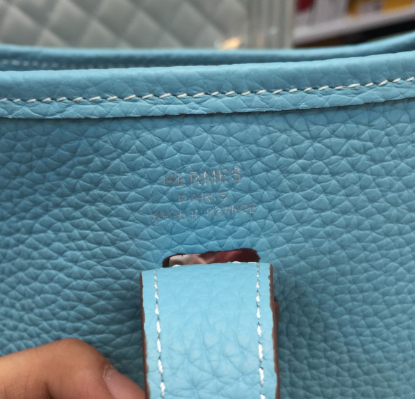 กระเป๋า hm evelyn 11 สีฟ้า สีอื่นๆสอบถามเพิ่มเติมได้ค่ะ สต็อกเปลี่ยนตลอด