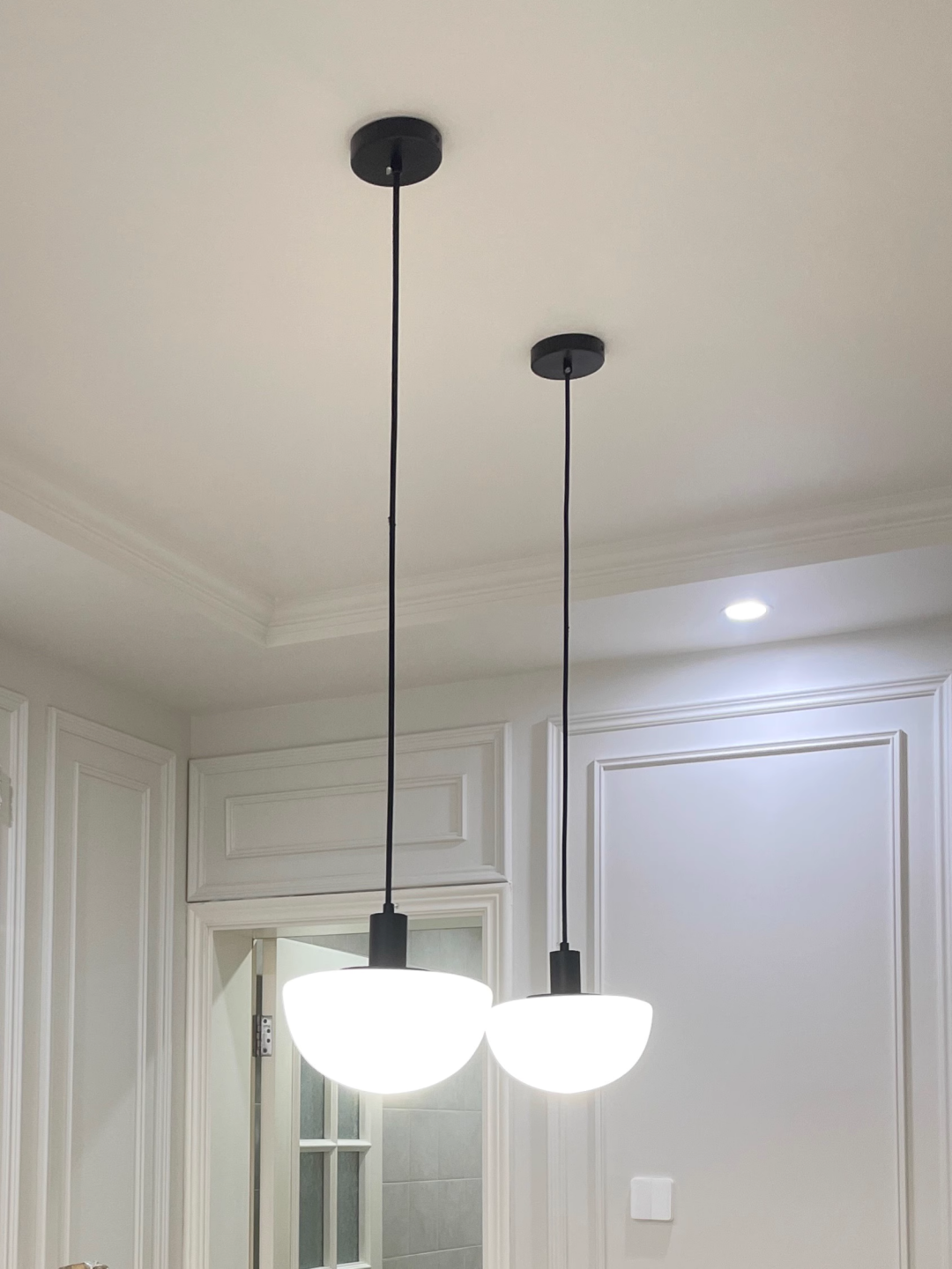 โคมไฟแขวนเพดานแก้วสีขาวด้านสไตล์ Italian ทรงครึ่งวงกลมกว้าง 35 CM [NE-9600]