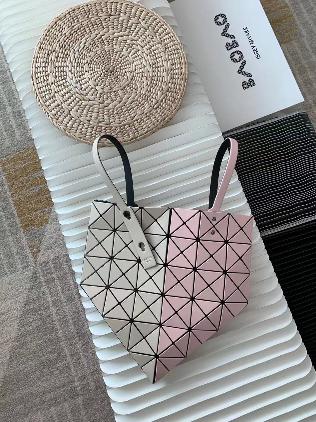 กระเป๋า issey 6x6 two tone มีสองสีในใบเดียวด้านละสี มีหลายสี