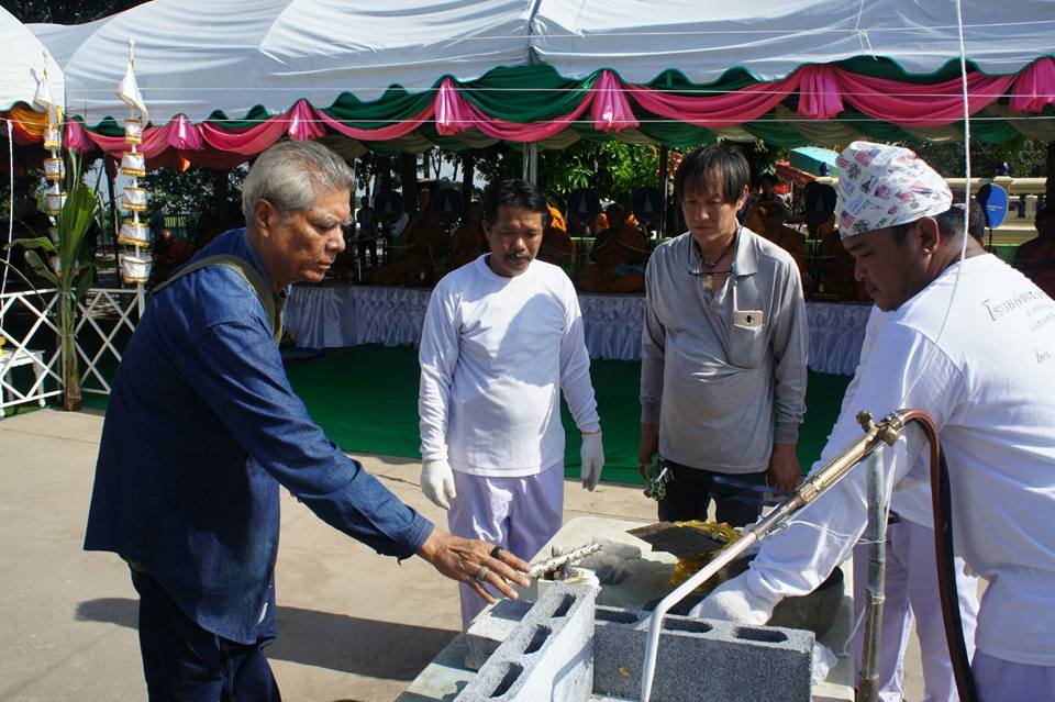 พระสมเด็จหลวงพ่อโตในวิหาร เนื้อผงชนวนมวลสารเก่าหลวงพ่อกวย รุ่นแรงครู ปี2560 หลวงพ่อกวย วัดโฆสิตาราม(วัดบ้านแค) จ.ชัยนาท ปี2563 - (ขนาด 5x7นิ้ว จีวรส้ม ด้านหน้ายันต์ครู ยันต์นะปัดตลอด ด้านหลังยันต์มงกุฎพระพุทธเจ้าหนุนดวง) ปี2563 #ปลุกเสกที่วัดโฆสิตาราม #รั