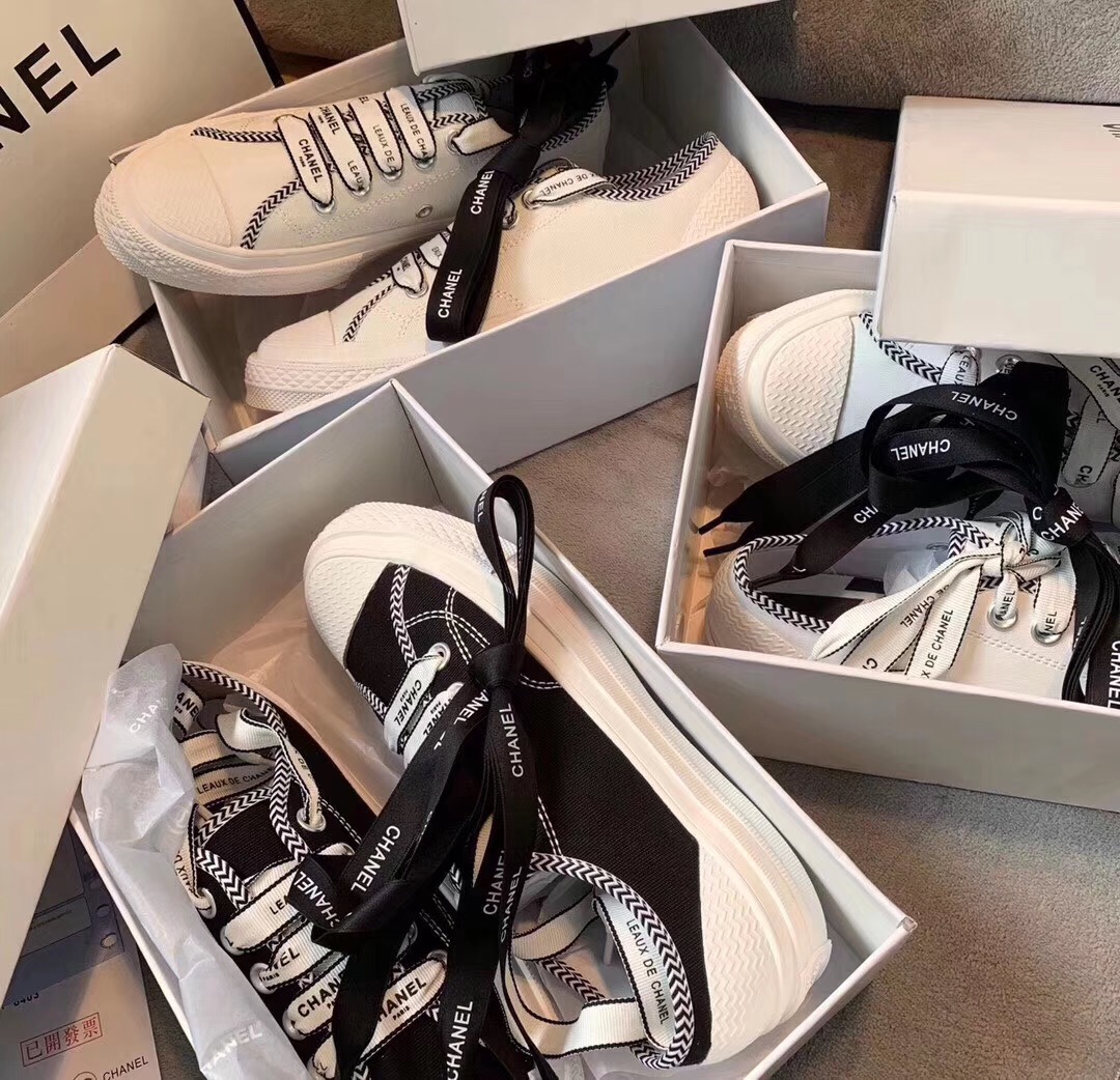 รองเท้าผ้าใบ cn sneakers สีขาวและสีดำ