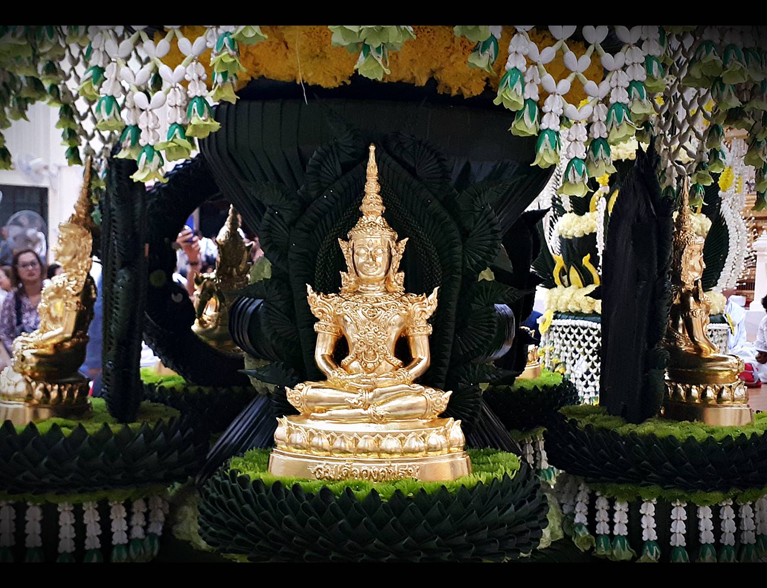 รูปหล่อ สมเด็จองค์ปฐม (พระพุทธรูป หลวงพ่อทองคำ ปางพระแก้วมรกต ทรงเครื่องพระจักรพรรดิ) (ขนาดพระบูชา หน้าตัก5นิ้ว) เนื้อโลหะทองเหลือง ปิดทองแท้ ปี2562 #รับประกันแท้ - หลวงพ่อเล็ก วัดท่าขนุน