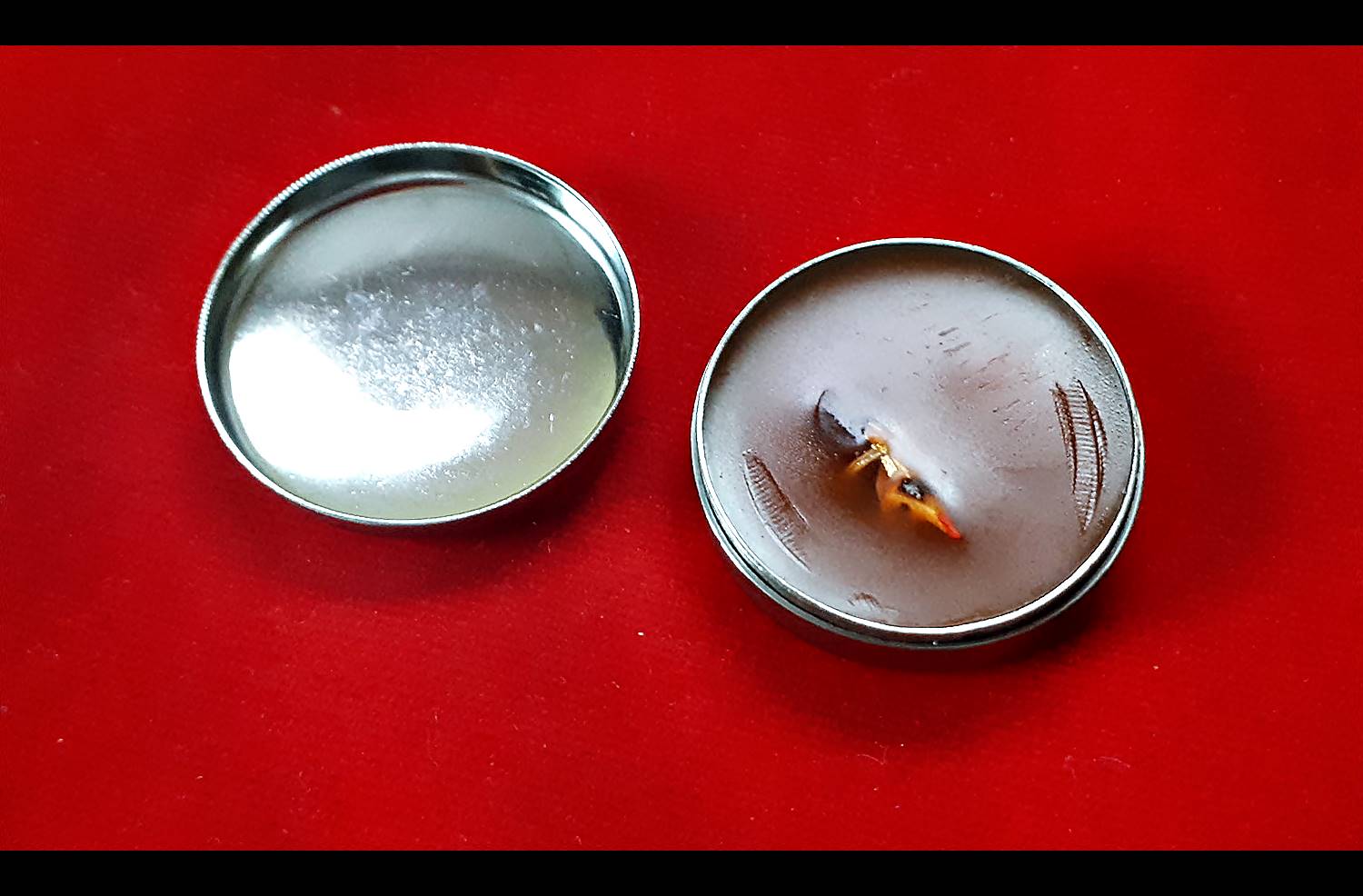 สีผึ้ง พระเทพพระพญาธรจินดามณีมนต์ ตลับโลหะ (รวมผสมสีผึ้งเก่าของพระเกจิยุคเก่าๆ) (อ.กรกฎ สุริยะสังกาศ พระวิหารเทวสถิตย์ มูลนิธิสรรพราเชนทร์)