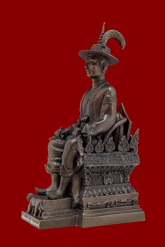 รูปหล่อ สมเด็จพระเจ้าตากสินมหาราช นั่งบัลลังถ์ เนื้อทองเหลืองรมดำ