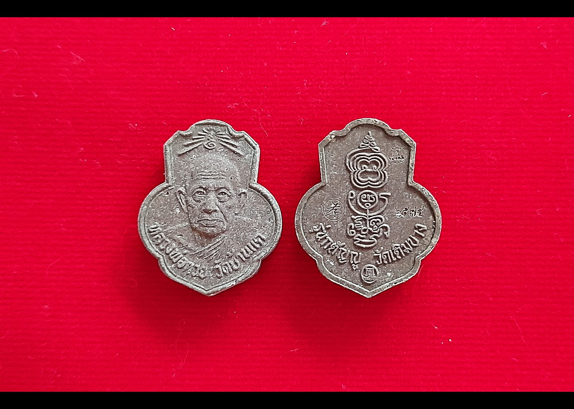 เหรียญ หลวงพ่อกวย วัดโฆสิตาราม หลังยันต์ครู ยันต์พระเจ้าอมโลก(นะโมพุทธายะ) เนื้อผงมวลสารเก่าพลอยเสกทันยุคหลวงพ่อกวย ปี2562 #รับประกันแท้ (หลังลงโค็ด3จุด #อักษรจีน #ยันต์ดวงแก้วพระสีวลี2จุด) - #พิธีดีมากดวงจิตหลวงพ่อกวยมาเสกให้เอง