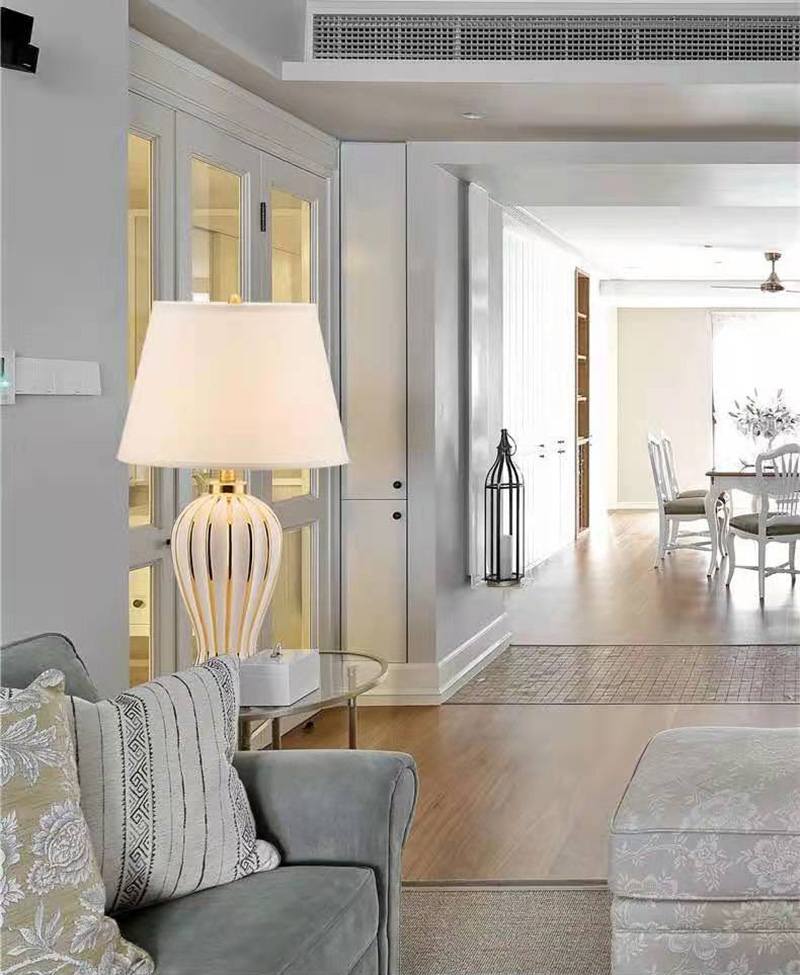 โคมไฟตั้งโต๊ะเซรามิกโป๊ะผ้าสไตล์โมเดิร์นลักชัวรี่ [TB0213]