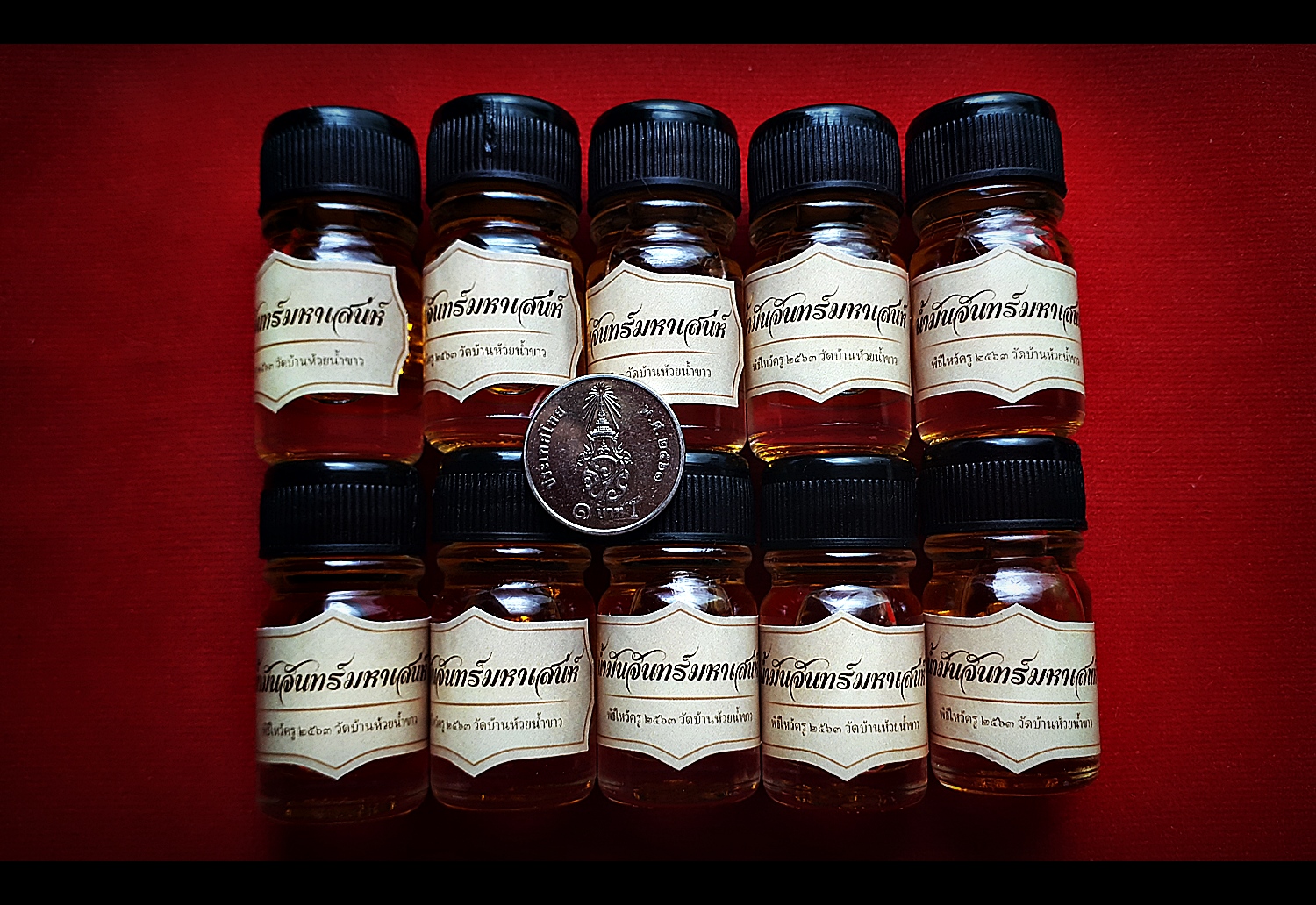 น้ำมันจันทร์มหาเสน่ห์ (แช่บรรจุ ตะกรุดสาริคู่ เนื้อเงินแท้ 2ดอก ) - หลวงพ่อเล็ก วัดท่าขนุน (ปลุกเสก วัดบ้านห้วยน้ำขาว ปี2563)