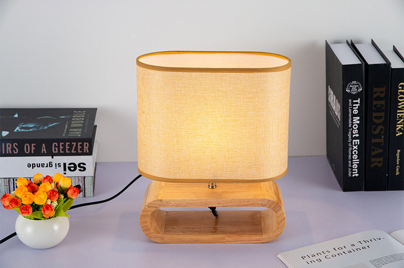 โคมไฟตั้งโต๊ะฐานวางทำจากไม้โป๊ะผ้าโทนสีน้ำตาล [HH9001]
