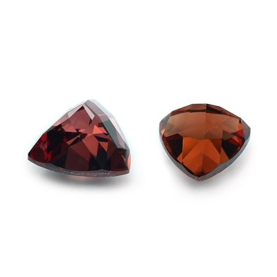 Malaya Garnet พลอยมาลายาการ์เน็ต รูปสามเหลี่ยม จำนวน 2 เม็ด น้ำหนักรวม 2.30 กะรัต สีส้มเข้ม ไฟเต็มเม็ด เนื้อสะอาด