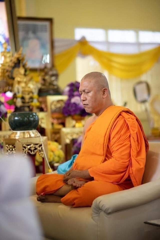 กุมารแห่งความสำเร็จ - กุมารจีน (ใส่ชุดเอี๊ยมจีน ซ้ายถือทอง ขวาถือลูกท้อ ใส่กำไล) เนื้อทองเหลือง(#ชนวน) ชุบทอง ฐานบรรจุมวลสาร ปี2564 #รับประกันแท้