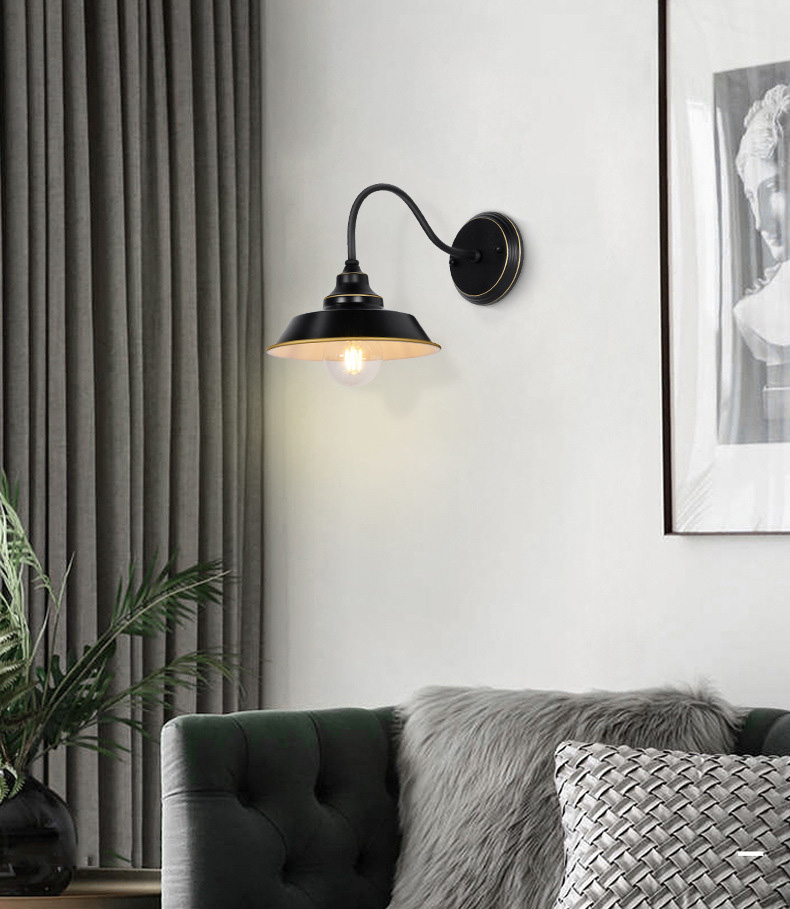 โคมไฟติดผนังก้านทรงโค้งสีทูโทนดำตัดทอง สไตล์ American Industrial [PT-01]