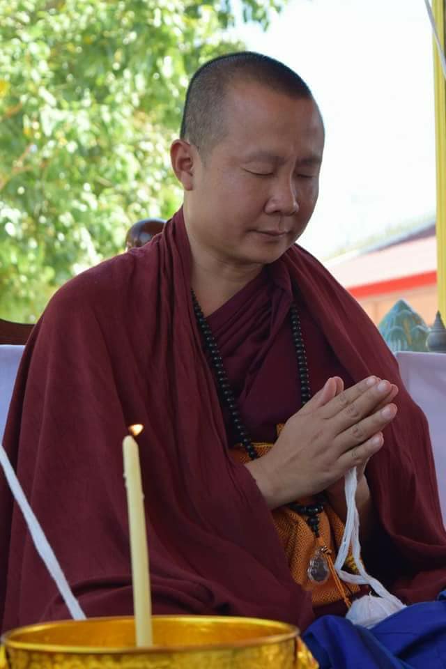 พระสมเด็จหลวงพ่อโตในวิหาร เนื้อผงชนวนมวลสารเก่าหลวงพ่อกวย รุ่นแรงครู ปี2560 หลวงพ่อกวย วัดโฆสิตาราม(วัดบ้านแค) จ.ชัยนาท ปี2563 - (ขนาด 5x7นิ้ว จีวรส้ม ด้านหน้ายันต์ครู ยันต์นะปัดตลอด ด้านหลังยันต์มงกุฎพระพุทธเจ้าหนุนดวง) ปี2563 #ปลุกเสกที่วัดโฆสิตาราม #รั