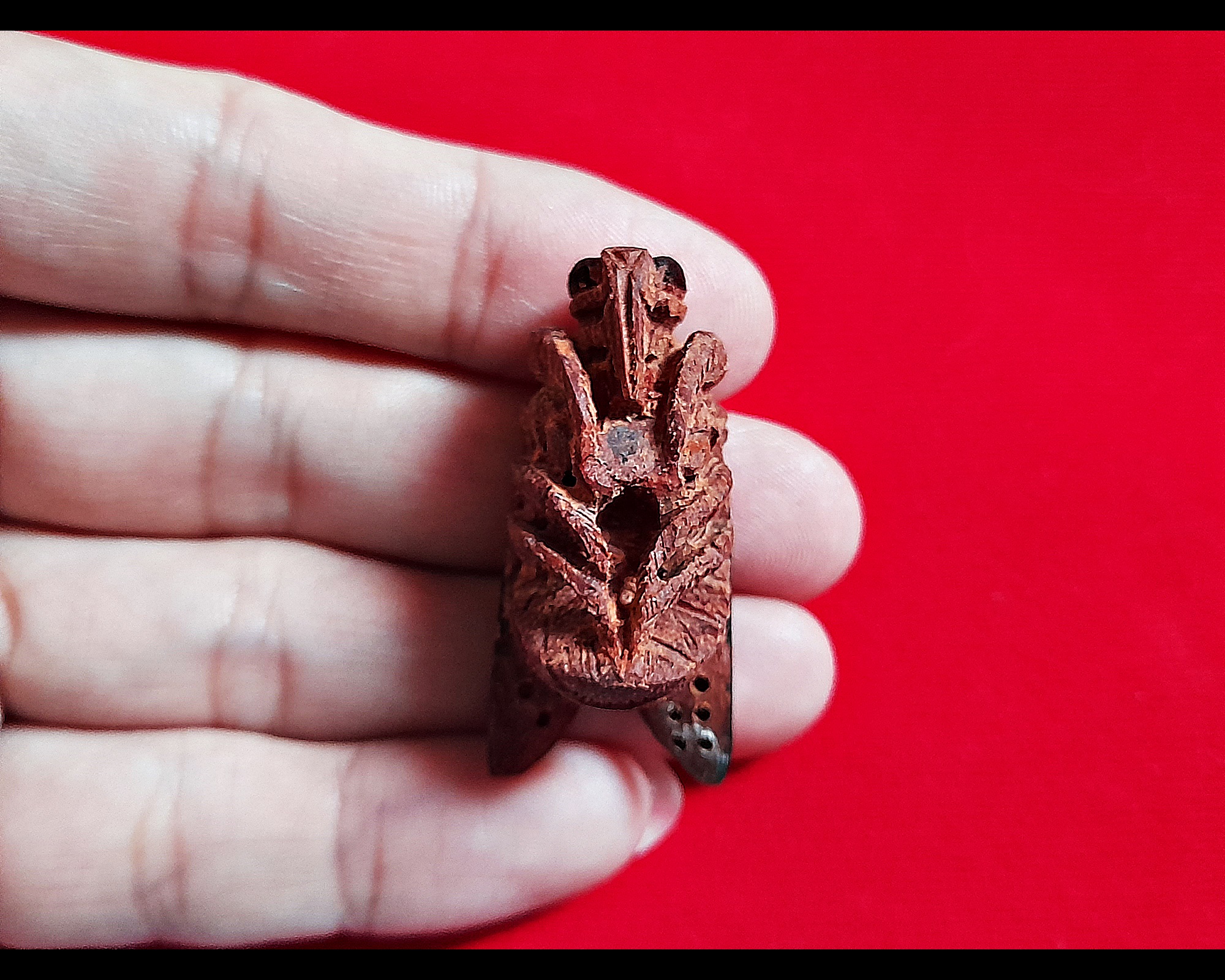 แมลงภู่ (เทพจำแลงอารักษ์) ปีกดำ #ตัวใหญ่ เนื้อไม้ดุมล้อเกวียน (งานแกะทำมือทุกขั้นตอนทีละองค์ ตามสูตรโบราณล้านนา) (ปลุกเสก3พิธี) ปี2564 #รับประกันแท้ - หลวงพ่อเล็ก วัดท่าขนุน #ปลุกเสก3พิธี