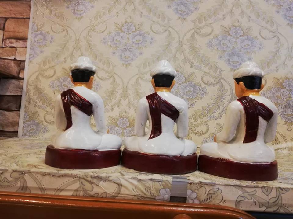 พ่อครู พู่พู่อ่อง ครูสายยาแดง (สูง6นิ้ว หน้าตัก4.5นิ้ว) แกะจากไม้สัก ลงสี