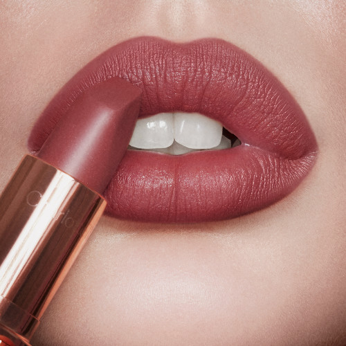 (#Pillow Talk 2 Medium) Charlotte Tilbury Matte Revolution Lipstick 3.5g ลิปชาลอตสีไอคอนิกของแบรนด์ ชมพูนู้ดมหัศจรรย์ที่เข้าได้กับทุกสีผิว เข้ากับทุกโอกาสการแต่งตัว เป็นลิปที่ Must Have ไม่มีจะคาใจหนักมากค่ะ เพราะสีทั้งสวย และก็ติดทน