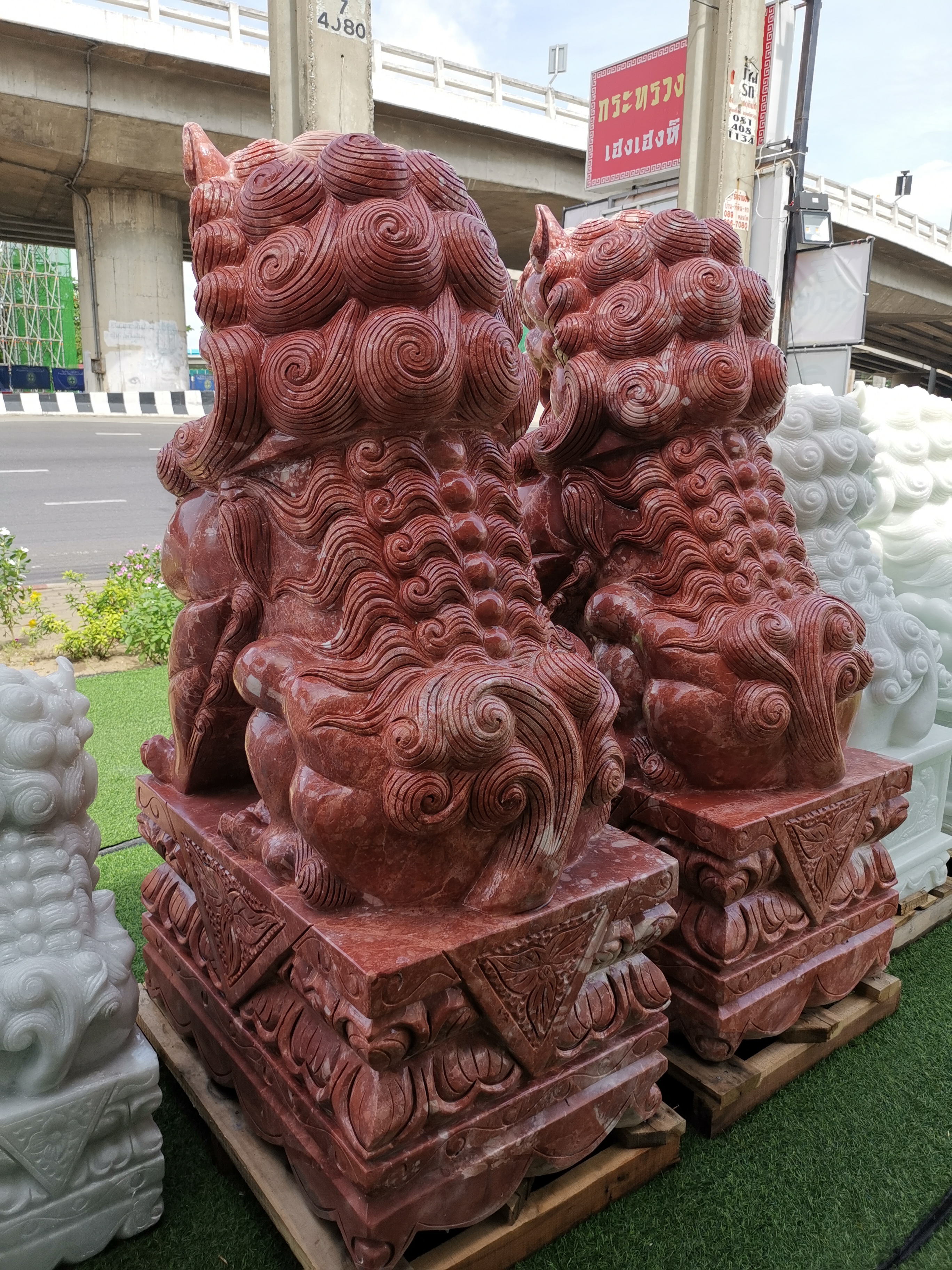 สิงโตหินอ่อนแดง ขนาดสูง 150 เซนติเมตร