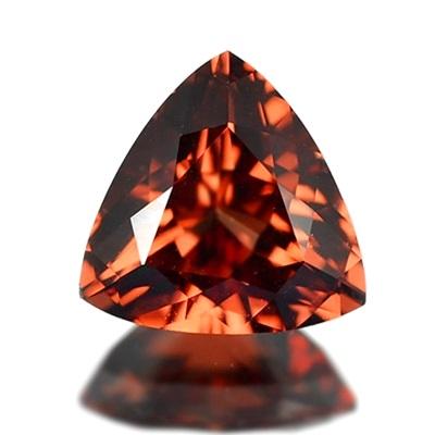 Malaya Garnet (Pyrope-Spessartite) พลอยมาลาการ์เน็ต รูปสามเหลี่ยม น้ำหนัก 1.56 กะรัต สีส้มเข้ม ความสะอาดมองตาเปล่าไม่มีตำหนิ