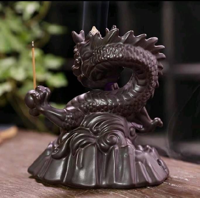 ที่วางกำยาน มังกร (กำยานบนหัวมังกร ธูปปักที่มือมังกร) (ขนาด ฐาน 13.8cm*14.5cm) (วัสดุเซรามิก มีไฟled ไฟเปลี่ยนสีไปตามจังหวะ)