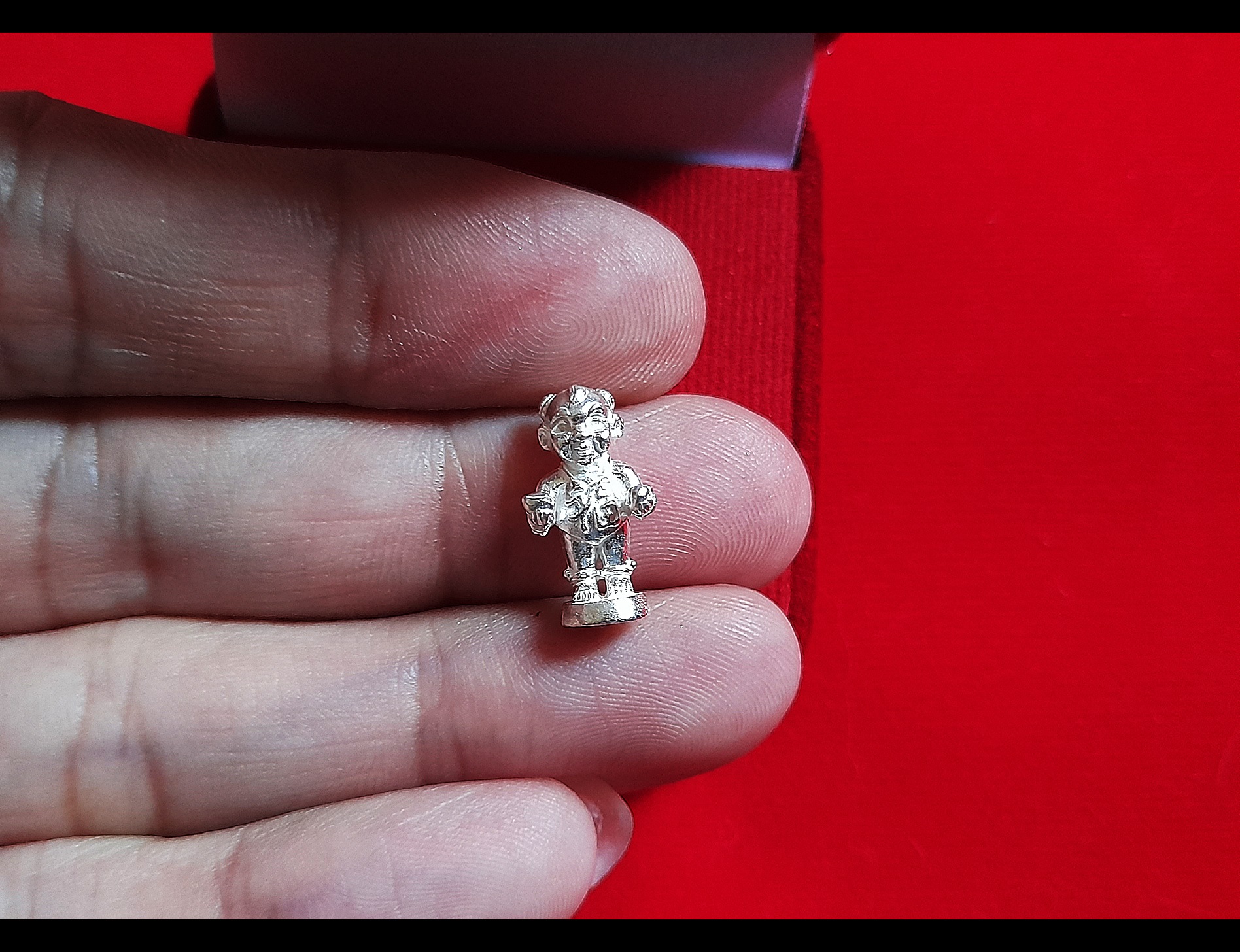 กุมารแห่งความสำเร็จ - กุมารจีน (ใส่ชุดเอี๊ยมจีน ซ้ายถือทอง ขวาถือลูกท้อ ใส่กำไล) เนื้อเงินชนวน(ขนาดจิ๋ว) ฐานบรรจุมวลสาร ปี2564 #รับประกันแท้