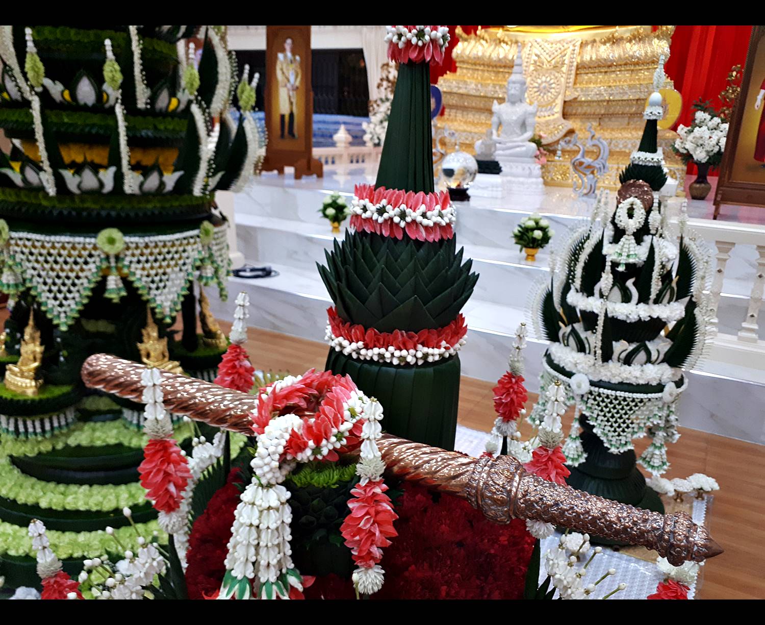 รูปหล่อ สมเด็จองค์ปฐม (พระพุทธรูป หลวงพ่อทองคำ ปางพระแก้วมรกต ทรงเครื่องพระจักรพรรดิ) (ขนาดพระบูชา หน้าตัก5นิ้ว) เนื้อโลหะทองเหลือง ปิดทองแท้ ปี2562 #รับประกันแท้ - หลวงพ่อเล็ก วัดท่าขนุน