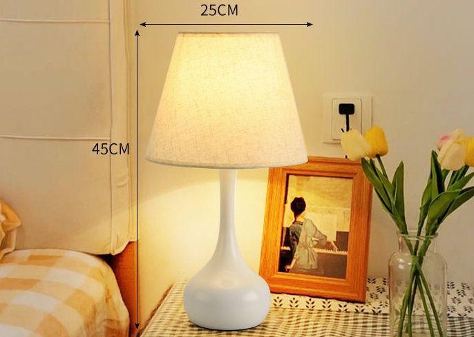 โคมไฟตั้งโต๊ะสไตล์โมเดิร์นทรงแจกันโป๊ะผ้าฐานโลหะดีไซน์เรียบหรู [TBL-1485]