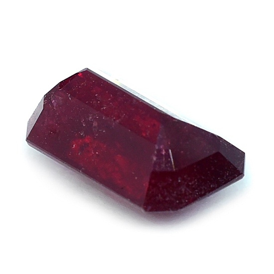Ruby (UNHEATED) พลอยทับทิม ไม่ผ่านการเผา นำก้อนมาเจียระไนเลย รูปสี่เหลี่ยมตัดมุม น้ำหนัก 3.13 กะรัต สีแดงสด แตกหน้าเนียน มีไฟ ของจริงสวยกว่าในรูปค่ะ