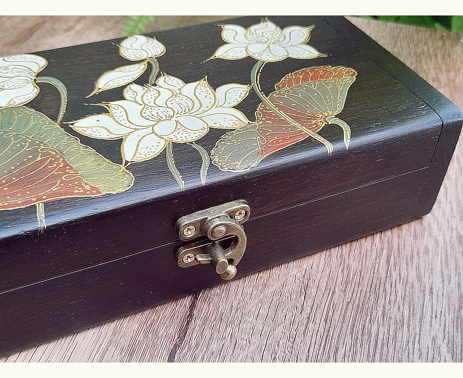 กล่อง หีบตลับกลัก เนื้อไม้สัก วาดลายดอกบัวขาว(งานฝีมือ) (ก9×ย18×ส5ซม) (ความหนาเนื้อไม้ 10มิล) - (ใส่เก็บของต่างหรือวัตถุมงคล แนวคลาสิคโบราณ วินเทจ Vintage แต่งบ้าน แต่งร้าน)