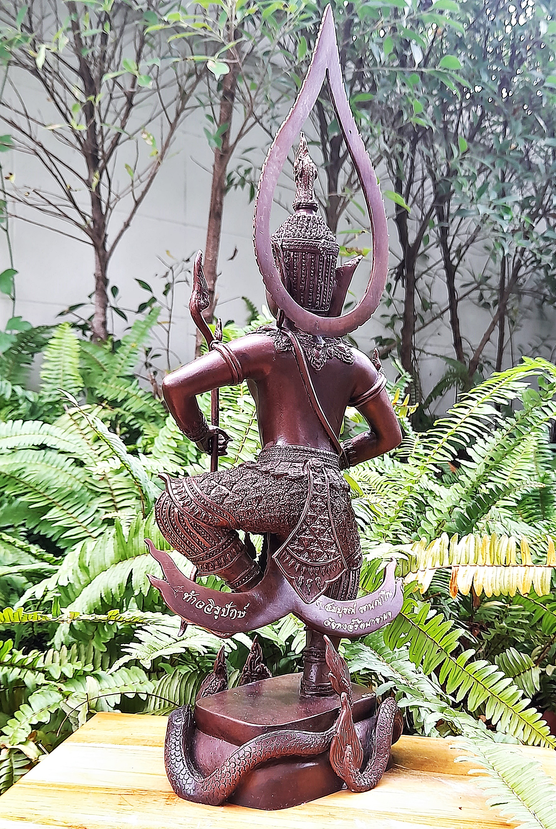 รูปหล่อ ท้าววิรูปักษ์ (อาวุธประจำกาย คันศรพญานาค+สังวารพญานาค ) ยืนประทับพญานาค (ผู้ปกครองและเป็นใหญ่ในเหล่าพญานาค มีบริวารเป็นเหล่าพญานาค) - (เทวดาระดับสูงชั้นจาตุมหาราชิกา มีตำแหน่งเป็น1ใน4 ของท้าวมหาราช) เนื้อทองเหลือง ผิวน้ำตาลเข้ม (ขนาดใหญ่ตั้งบูชา ส