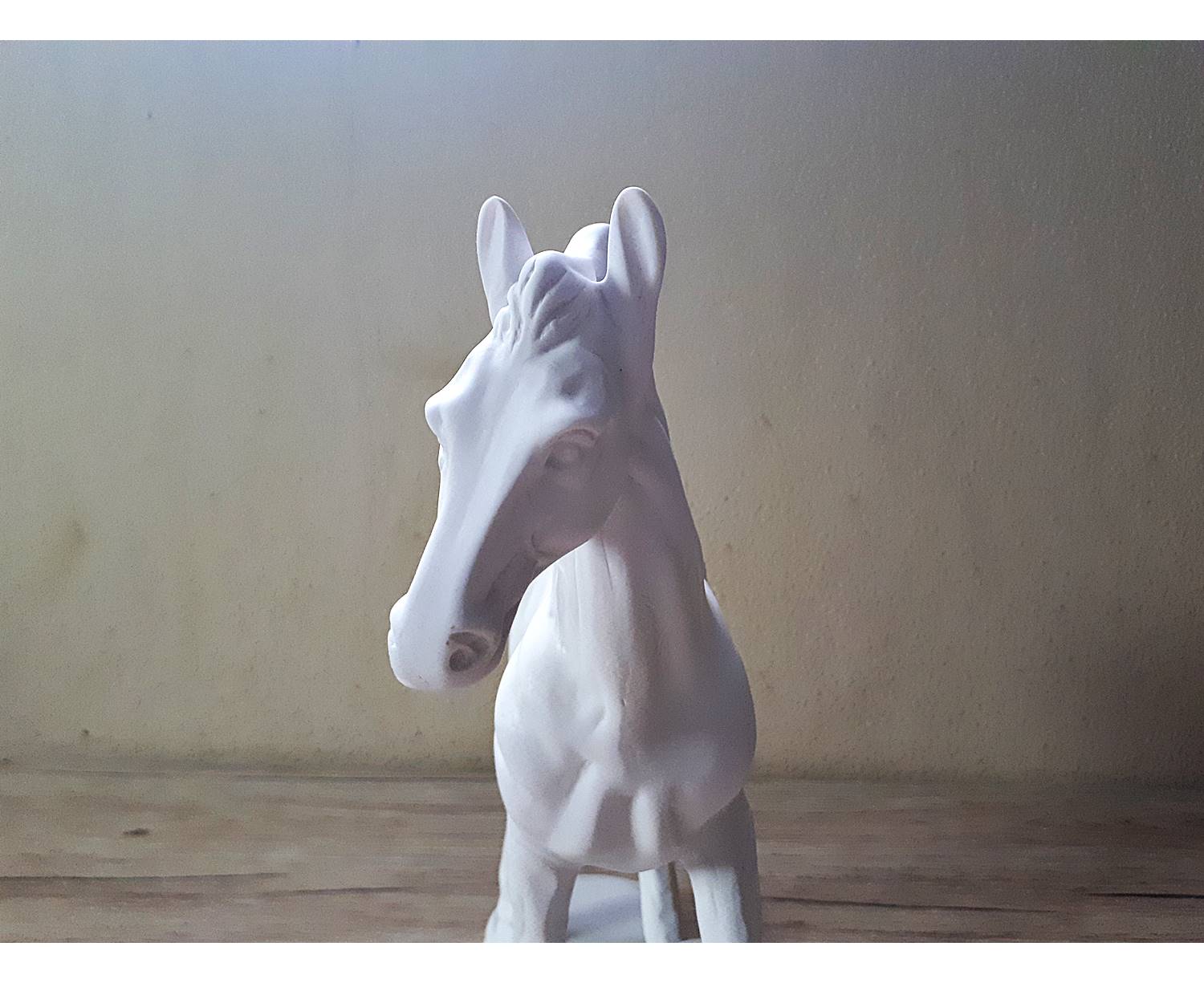 รูปหล่อ รูปปั้น ม้า เนื้อเรซิ่นสีขาว สีงา (กว้าง9-11นิ้ว สูง11นิ้ว ลึก3.5นิ้ว) (ขายปลีก ขายส่ง)