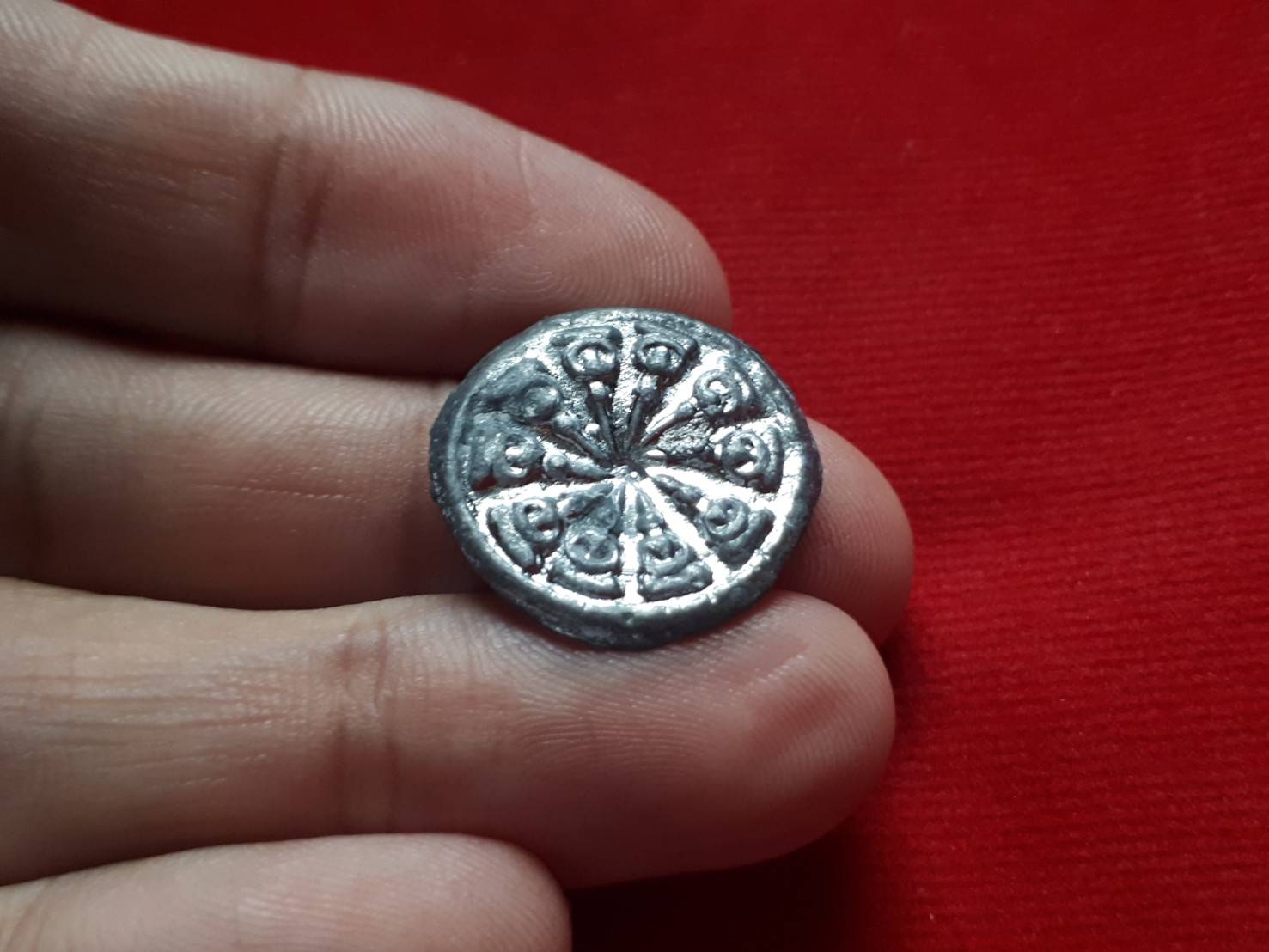 พระงบน้ำอ้อย(พระพุทธเจ้า10พระองค์) เนื้อตะกั่ว(รับพลังงานได้ดีรองจากทองคำ) ปี2562 - หลวงพ่อเล็ก วัดท่าขนุน - ปลุกเสกที่ หลวงพ่อเนียม วัดน้อย