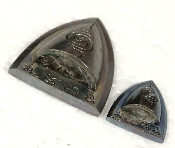 ผานไถ พลิกดวง รุ่น “ชนะจน” พุทธาคมเขาอ้อ วัดภูเขาทอง เนื้อโลหะจ้าวน้ำเงิน(หนุนนำชีวิต)(ขนาดเล็กสูง 1.2 ซม.)