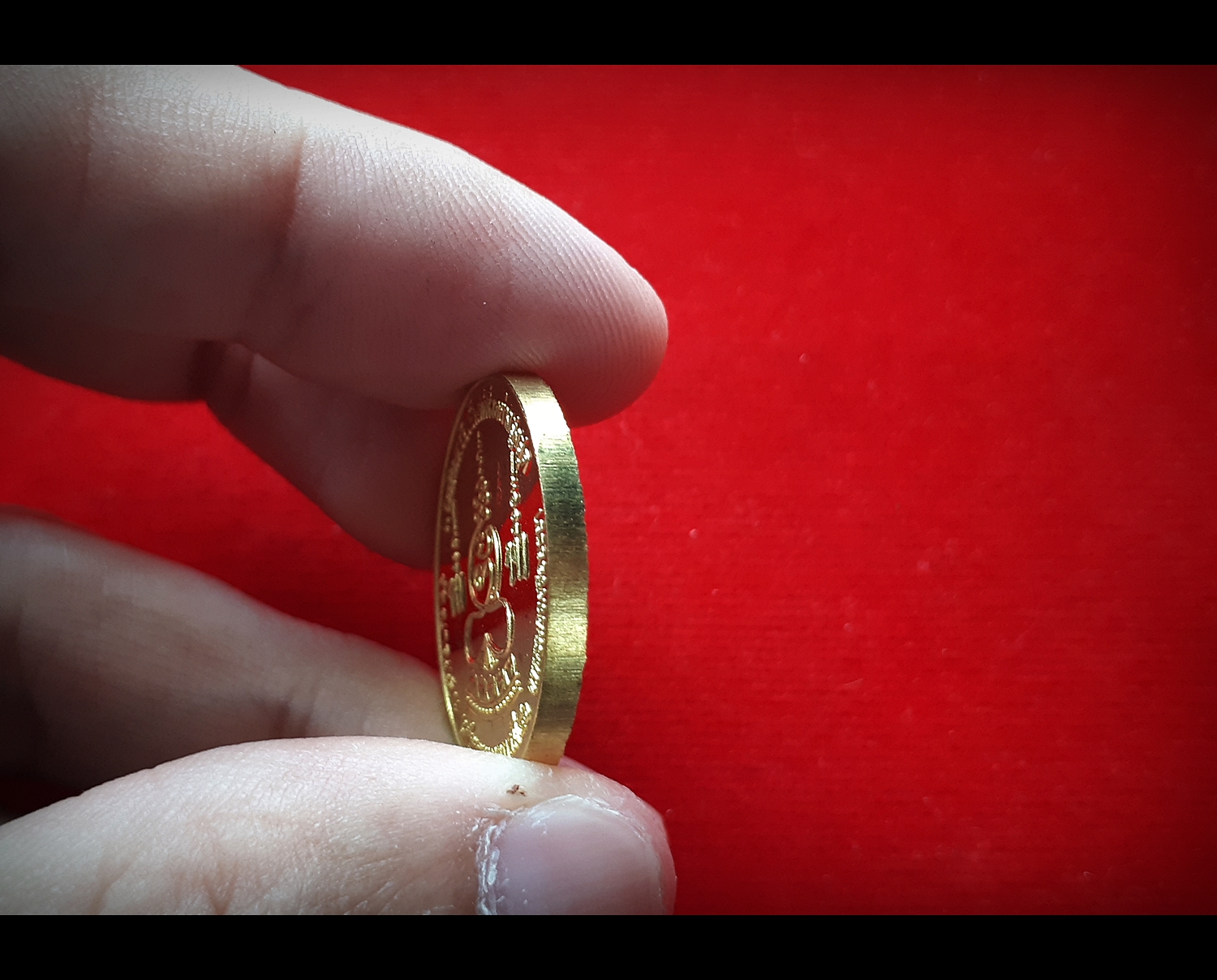 เหรียญไตรรัตนจักร เนื้อชุบทอง หลวงปู่ชื้น วัดญาณเสน