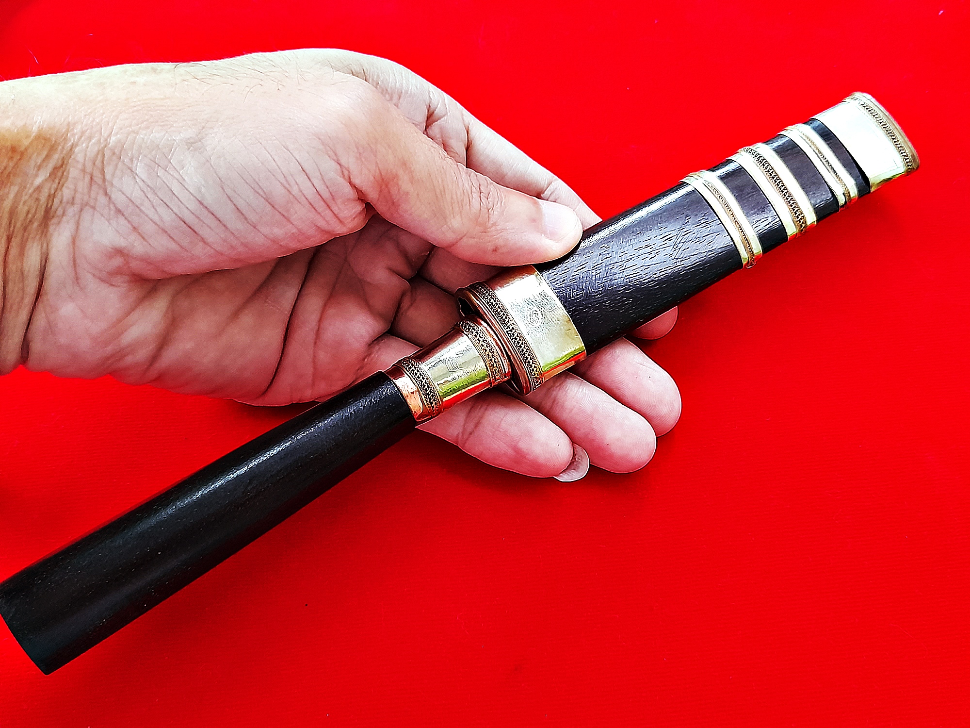 มีดหมอ ดาบฟ้าฝื้น ด้ามฝักเนื้อไม้มะค่า (บรรจุมวลสาร ตะกรุดเงิน ชนวน มหาสะท้อน มหาระงับ มหาจักรพรรดิ) (เล่มใหญ่ ยาว9นิ้วครึ่ง จัดสร้าง29เล่ม) ปี2564 #รับประกันแท้ - (รุ่นนี้ท่านทำให้พิเศษ)