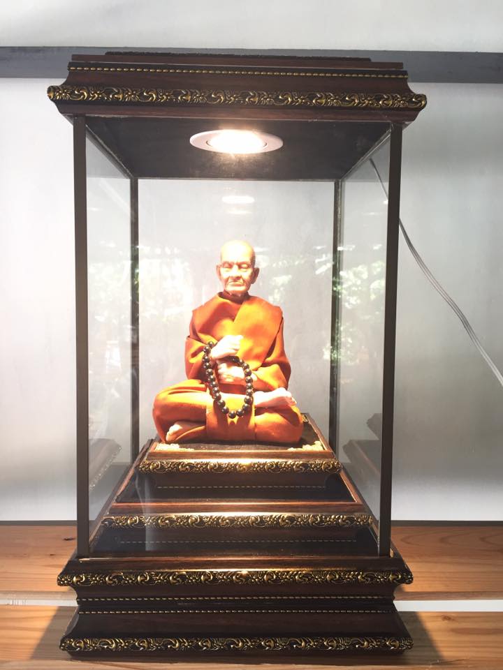 ตู้กระจก ตู้โชว์ ครอบใส่ พระ (มีไฟส่องสว่าง) (ขนาด สูง14นิ้ว ลึก8นิ้ว กว้าง10นิ้ว) - (งานสั่งทำพรีออเดอร์ใช้เวลา 4-5วัน)