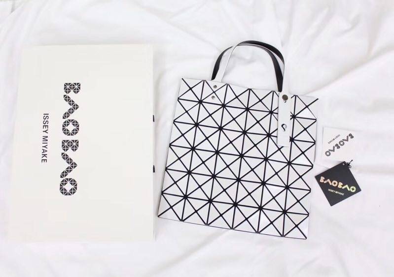 พร้อมส่ง กระเป๋า issey 6*6 มีหลายสีสอบถามได้ค่ะ