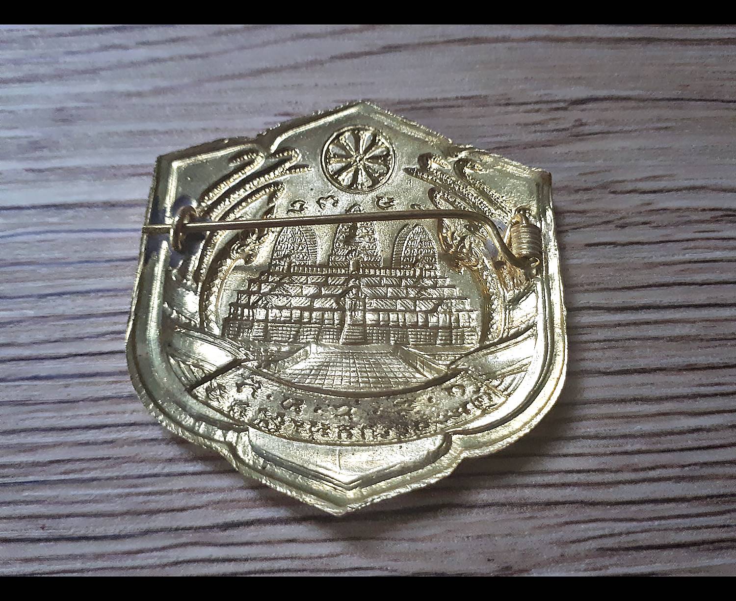 เหรียญ เข็มกลัดปราสาทนครวัด ขอมพันปี (โล่ห์ดวงตราปราสาทขอมพันปี) เนื้อทองฝาบาตร - หลวงปู่สรวง(เทวดาเล่นดิน) และ หลวงพ่อสร้อย ปลุกเสก (สร้างออกบูชา วัดเลียบราษฎร์บำรุง ปี2526) #รับประกันแท้และทัน - ( แก้อาถรรพ์ ปรับฮวงจุ้ย อุดมสมบูรณ์พูนสุข )