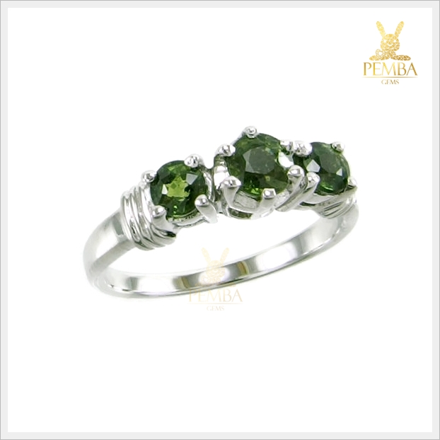 แหวนเขียวส่องแท้ 3 เม็ด สวยเก๋ ใส่ติดนิ้วเสริมเสน่ห์ แหวนพลอยแท้