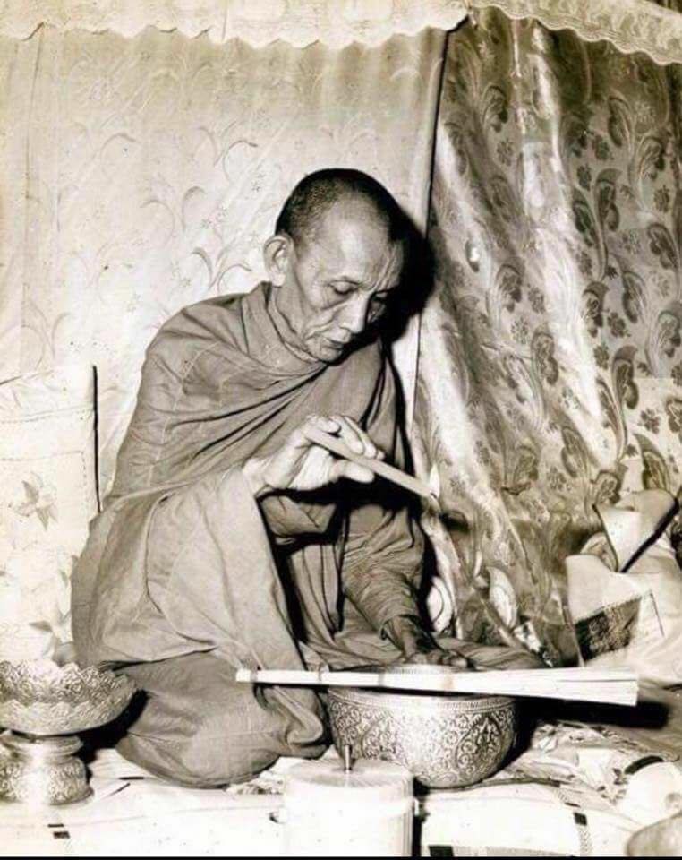 รูปหล่อ หลวงพ่อกวย วัดโฆสิตาราม(วัดบ้านแค) จ.ชัยนาท นั่งทำน้ำมนต์ เนื้อทองเหลือง ใต้ฐานอุดบรรจุชนวนมวลสารเก่าของหลวงพ่อกวย ปี2561 #รับประกันแท้ #สร้างและปลุกที่วัดโฆสิตารามโดยตรง