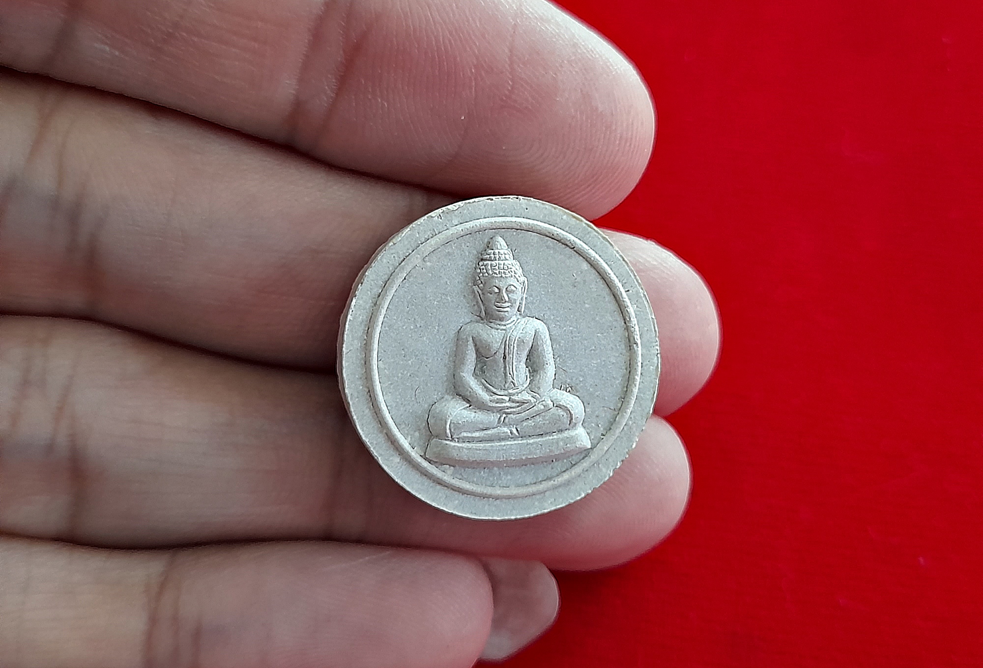 พระสมเด็จธรรมกาย พระผงของขวัญ พิมพ์จันทร์ลอย ฐานโค้ง (พระพุทธ พระธรรมกาย ปางสมาธิ หลังธาตุ6) รุ่น2 เนื้อมวลสาร(พระของขวัญหลวงพ่อสดวัดปากน้ำ รุ่น1-3) ปี2526 - ปลุกเสกทำวิชาธรรมกาย โดย หลวงป๋า วัดหลวงพ่อสด #รับประกันแท้