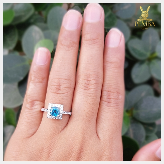 แหวนเพทาย สีฟ้าสดใส ทรงกลม ตัวเรือนเงินแท้ สวยเก๋ มีสไตล์ แหวนพลอยแท้