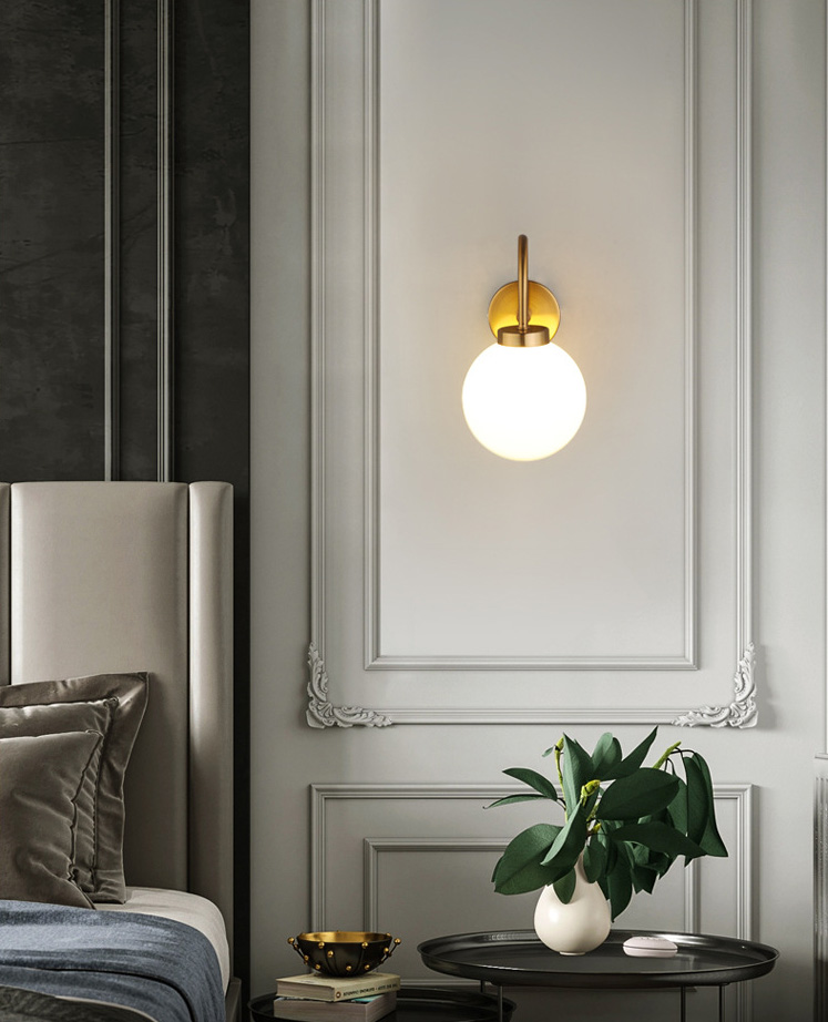 โคมไฟติดผนังก้านทรงโค้ง French Glass โป๊ะโคมแก้วทรงกลม15cm สีขาวนม [YLTH-640]